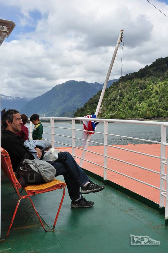Observando as belezas do Fiordo Largo, a mais longa travessia de balsa da Carretera Austral, no sul do Chile
